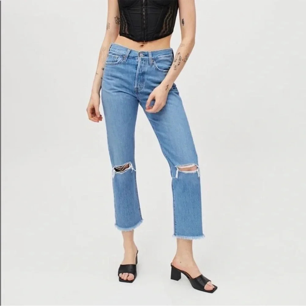 Levi’s Wedgie Straight Ankle Jeans Distressed Knees in Market Street Size 25